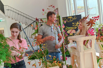 Vom Weltmeister lernen: Fleurop gewinnt f�r seine Ausbildungsinitiativen regelm��ig auch Branchengr��en wie Nicolaus Peters, den amtierenden Interflora-Weltmeister .