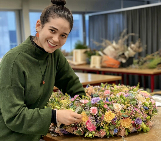 �Ich bin 23 Jahre alt und Floristin aus Leidenschaft. Es ist ein vielseitiger und kreativer Beruf, der handwerkliches K�nnen, Pflanzenwissen und ein Gesp�r f�r �sthetik erfordert. Doch leider wird dieser Beruf oft untersch�tzt�, so begann der erste LinkedIn-Post der heute 24-j�hrigen Floristin Sina Simmendinger, der eine extrem hohe Aufmerksamkeit erzeugte: 
<a href="https://www.linkedin.com/feed/update/urn:li:activity:7280663219390574594/"  target="_blank" >www.linkedin.com</a>