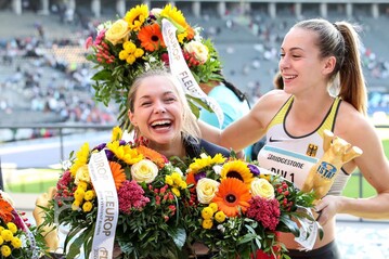 Die deutschen Leichtathletinnen Gina Lckenkemper und Alexandra Burghardt freuten sich nach ihrem Doppelsieg ber die Blumenstrue.