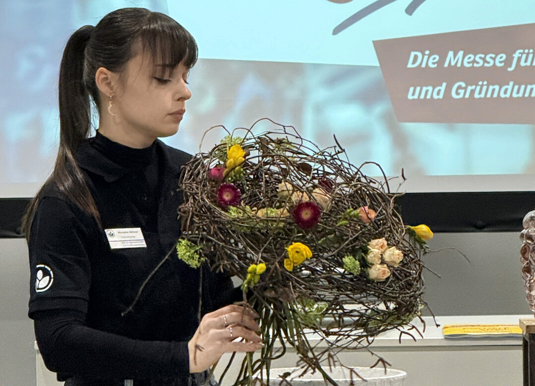 Auszubildende des 3. Lehrjahres zeigten vor großem Publikum ihr handwerkliches Können beim Sträußebinden.