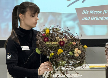Auszubildende des 3. Lehrjahres zeigten vor gro�em Publikum ihr handwerkliches K�nnen beim Str�u�ebinden.