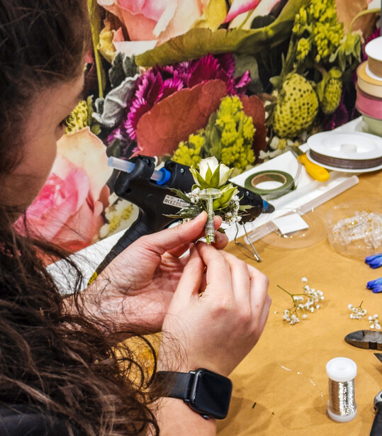 Unter Anleitung der angehenden Floristen durften Messebesucher individuelle Anstecker und Haarschmuck fertigen.