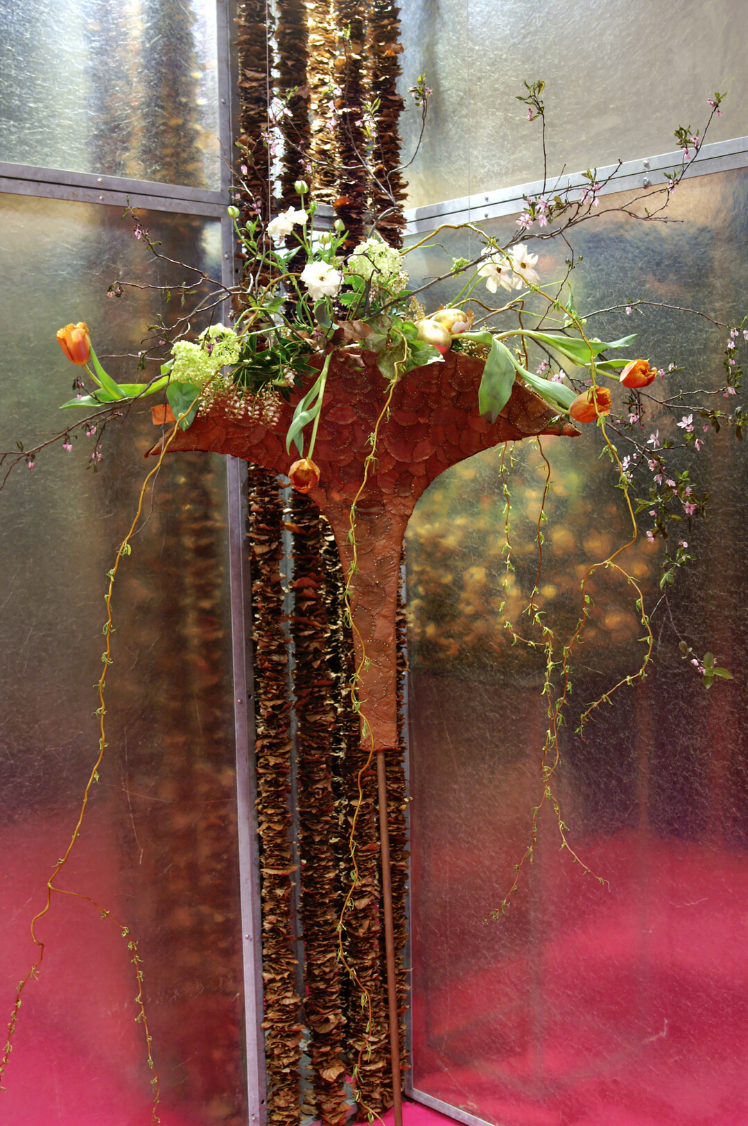 Auf diese elegante, f�cherf�rmige Form befestigte Maria Scheel Buchenbl�tter mithilfe zahlreicher Stecknadeln. Die franz�sischen Tulpen und verschiedene Geh�lzzweige greifen den seitlichen Schwung gern auf.