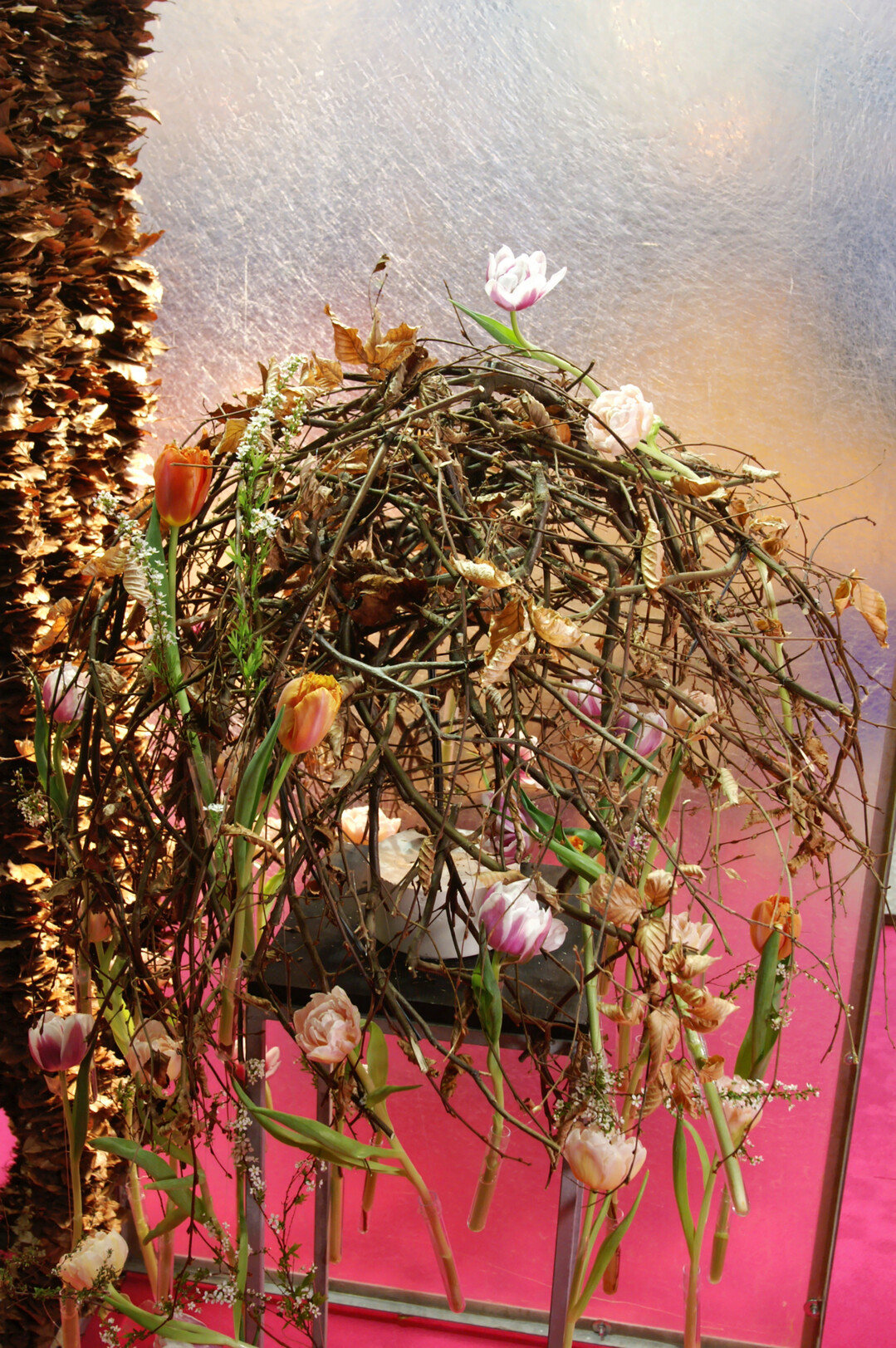 Sophie Brodkorb fertigte eine gro�z�gige, kuppelf�rmige Grundform aus Ge�st.
Daran durften die �Tulipan� ihren Tanz auff�hren.