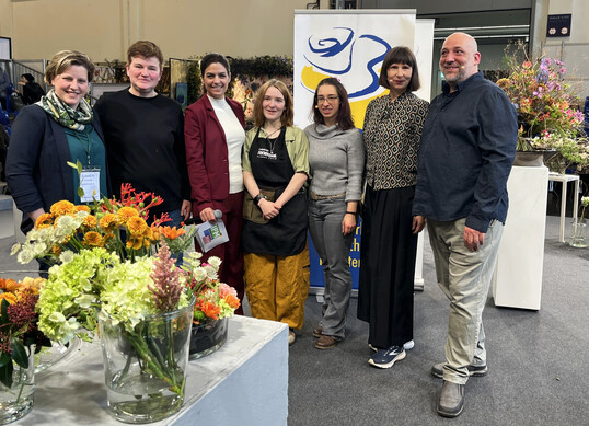 Mit großem Engagement und viel Herzblut sorgte das FDF-Team rund um Elisabeth Schoenemann (l.) dafür, dass die Halle 5 rund um die IPM Flower Stage zum floristischen Mittelpunkt der IPM wurde.