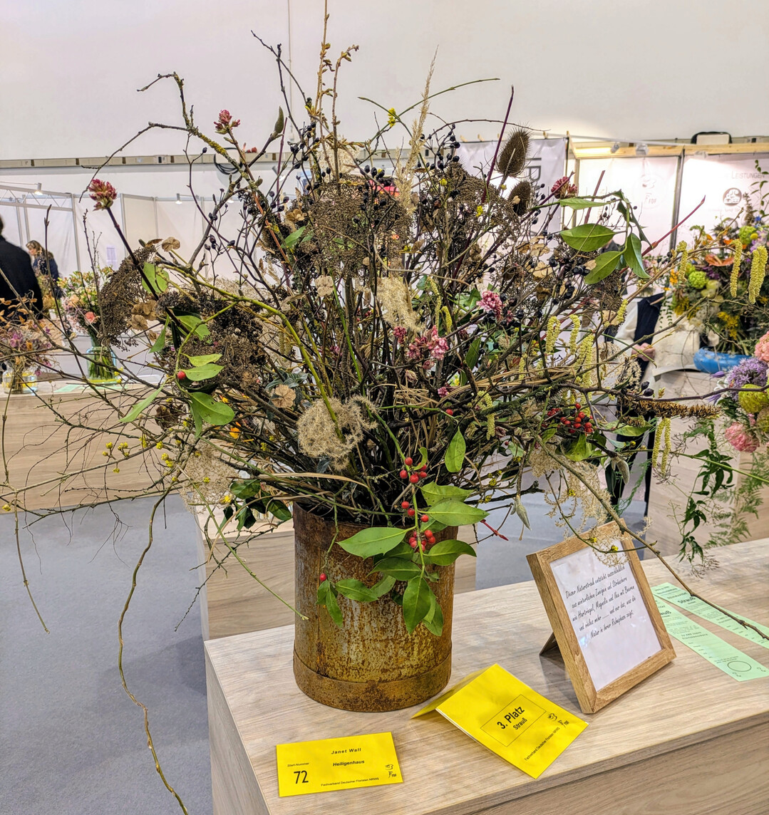 Nur das, was die Natur in ihrer Ruhephase zeigt: Der Strauß von Janet Wall besteht ausschließlich aus winterlichen Zweigen wie Hartriegel, Magnolie und Ilex etc. Sie erreichte damit den 3. Platz unter den Sträußen.
