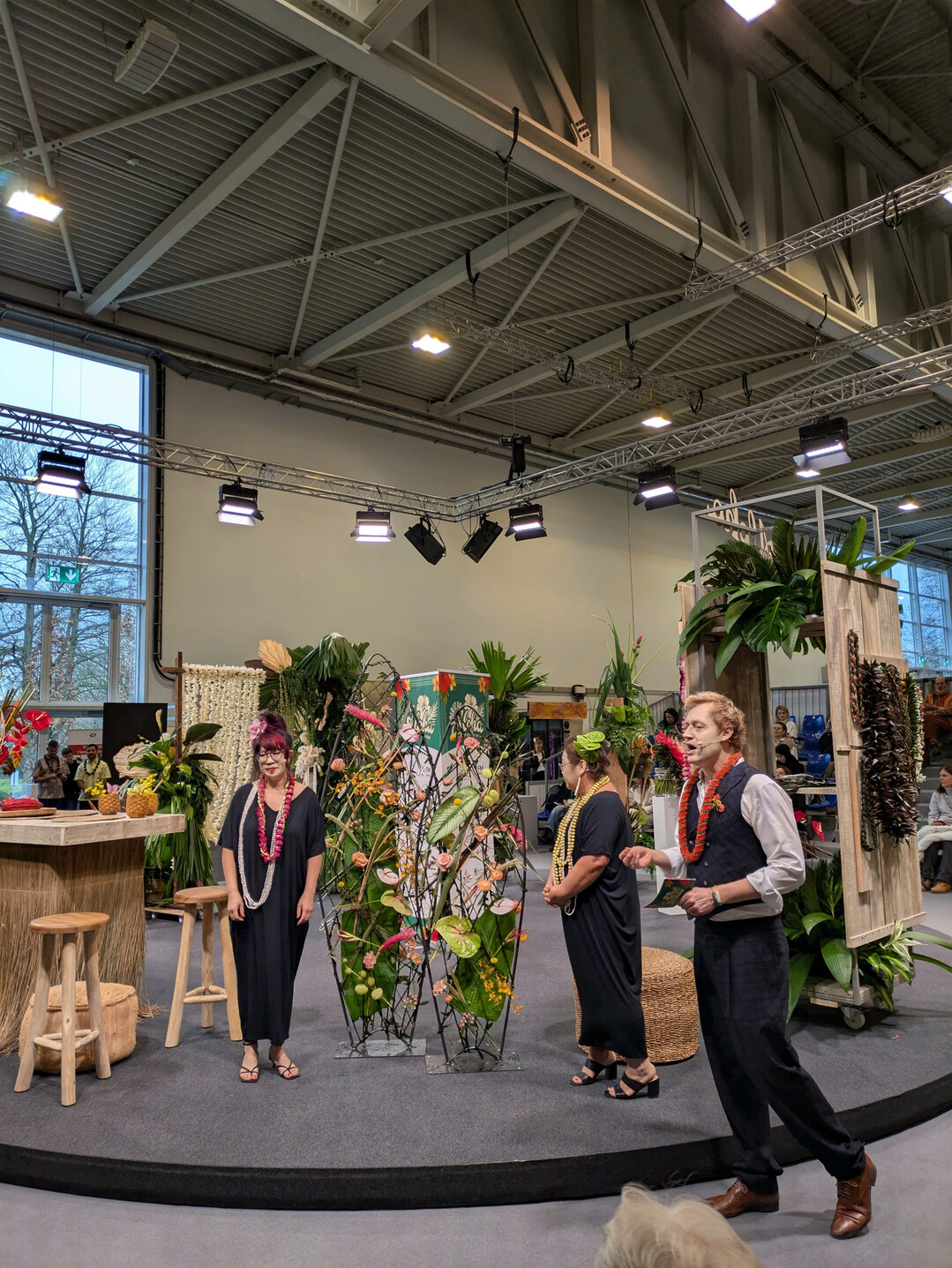 Florale �Surfbretter�: Die Metallrahmen bespannten die Floraldesignerinnen mit Kordeln aus Palmbl�ttern. Die Bl�ten stecken in Reagenzgl�sern. Surfen oder Wellenreiten hat seinen Ursprung in der S�dsee, wo es sich durch die Reisen der�Polynesier�verbreitete.