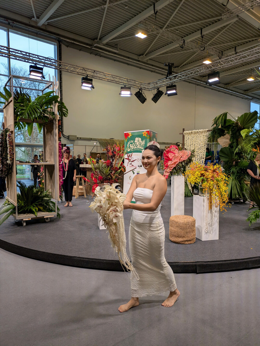 Heiraten ist Wei�, das ist auch auf Hawaii gefragt. Der passende tropfenf�rmige Brautstrau� enth�lt neben Anthurien und Cymbidien-Bl�ten auch abflie�ende Muschel-, Hyazinthen- und Schleierkraut-F�delungen.  