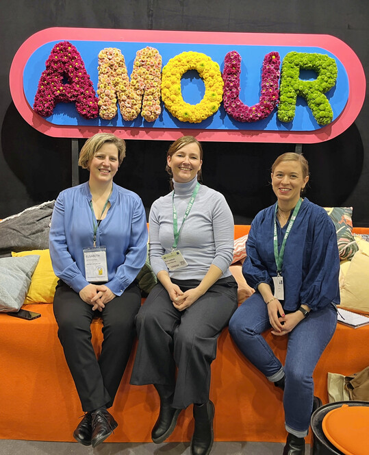 Zeit für Gespräche: Die kreative Leitung der FDF GmbH, Elisabeth Schoenemann (links), mit Grit Landwehr (Mitte) und Nadine Quist auf einem Sofa im FDF Trend-Areal.