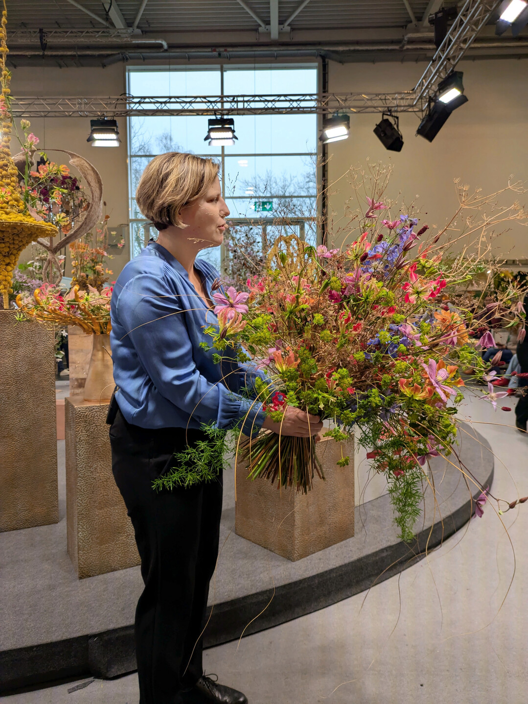 Elisabeth Schoenemann mit ihrem Strau�. 