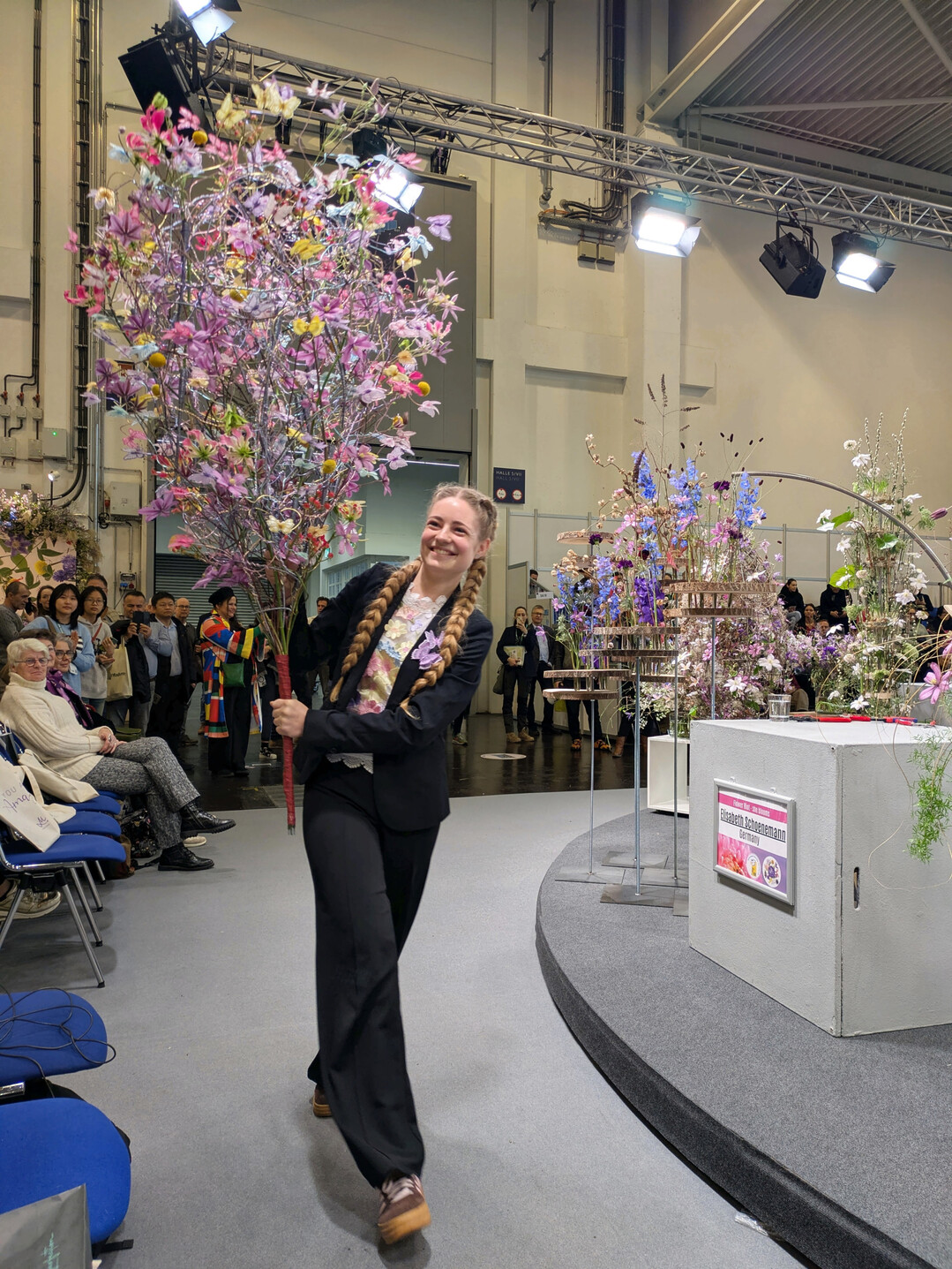Carine Stel mit ihrem Strau�, den sie bereits bei der Show von Hanneke Frankema w�hrend des Worldcup Floral Art in Den Haag zeigte. 