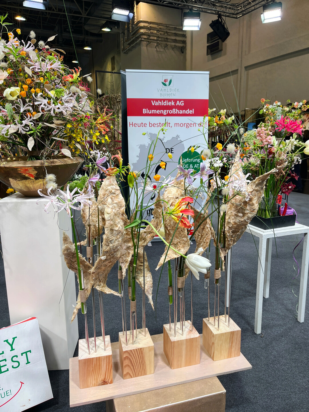 Auch bei ihrem Strau� mit Lunaria und dem Quartett auf Holzw�rfeln setzte Anja Ersing auf helle Naturt�ne und schwungvolle Linienf�hrung.  