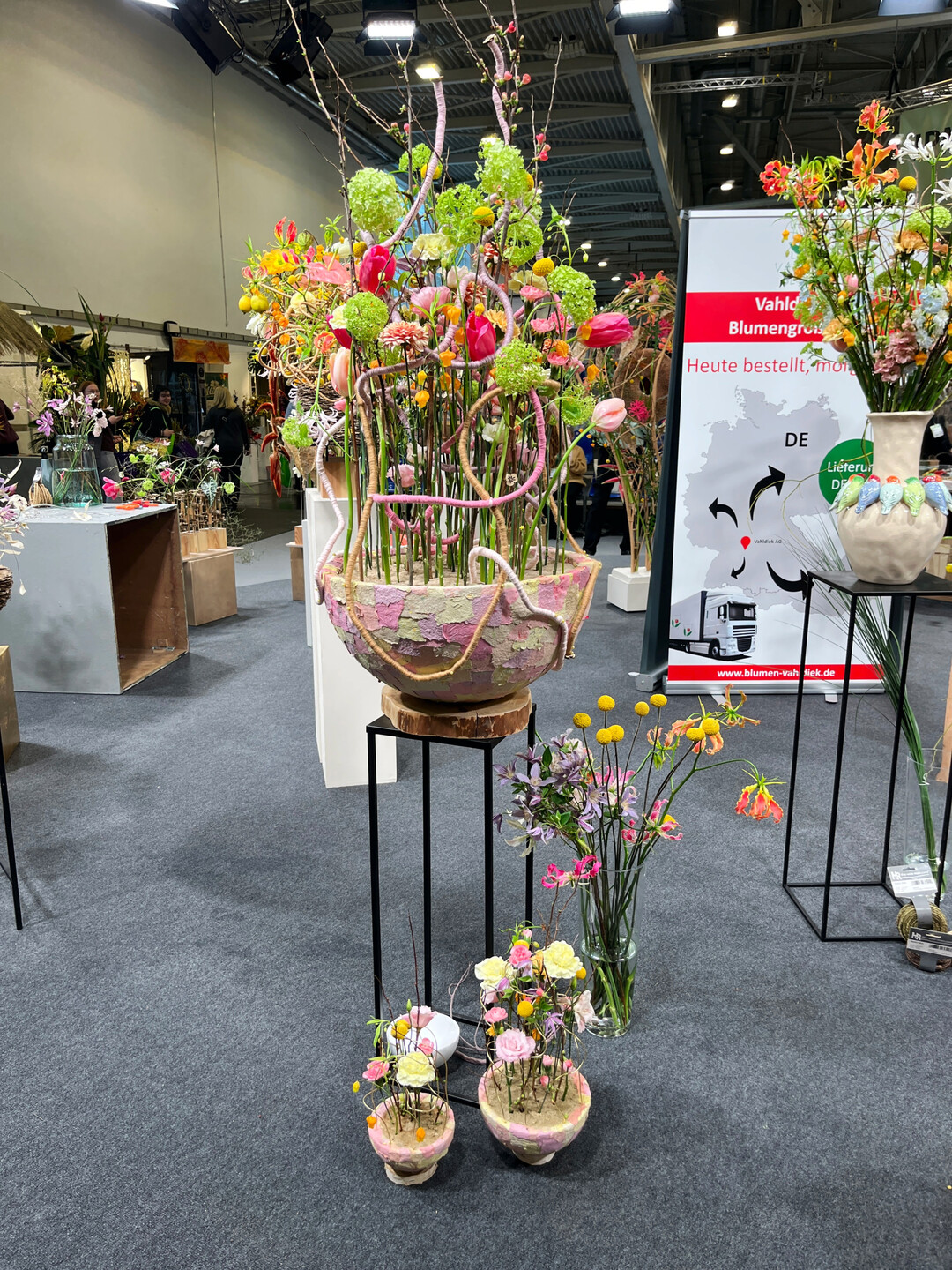 Farblich passende Filzkordeln durchziehen die Gestecke von Franka Roenhorst und schaffen so eine Verbindung zwischen Bl�ten und Gef��.