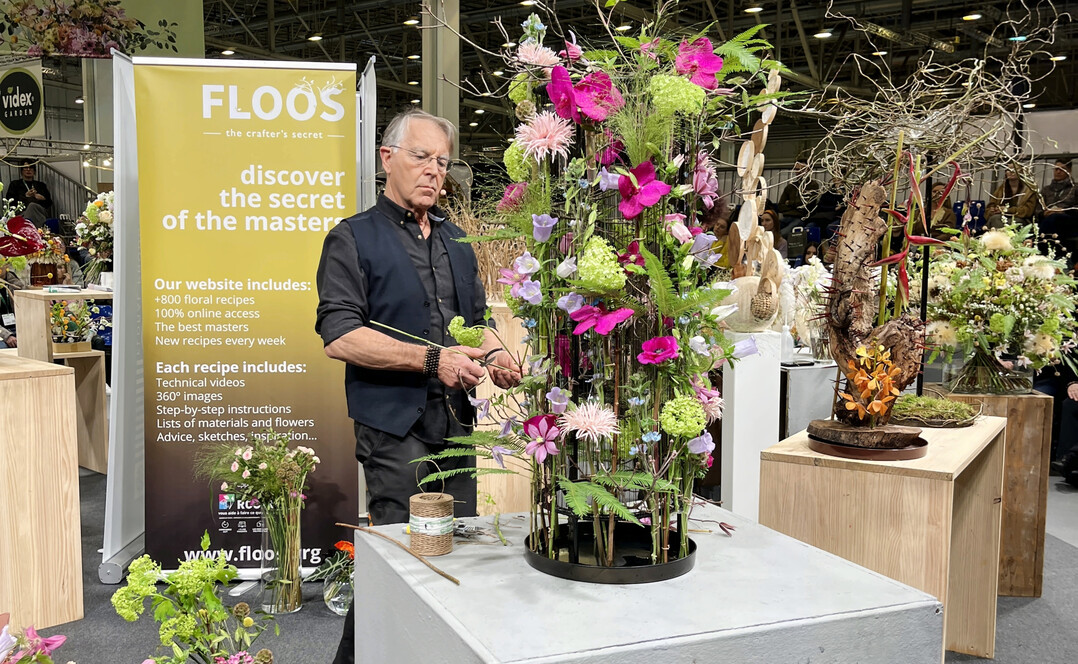 Rudy Casati nutzte eine Anbindetechnik, um die Bl�ten um ein mit Draht bespanntes Metallgestell zu befestigen. 