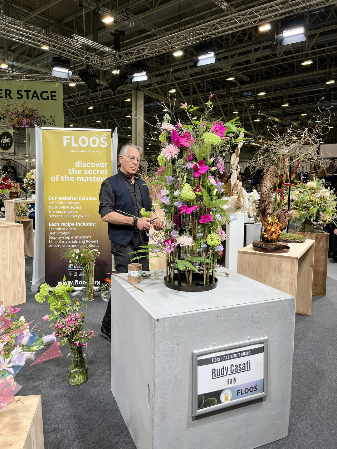 Rudy Casati nutzte eine Anbindetechnik, um die Blüten um ein mit Draht bespanntes Metallgestell zu befestigen.