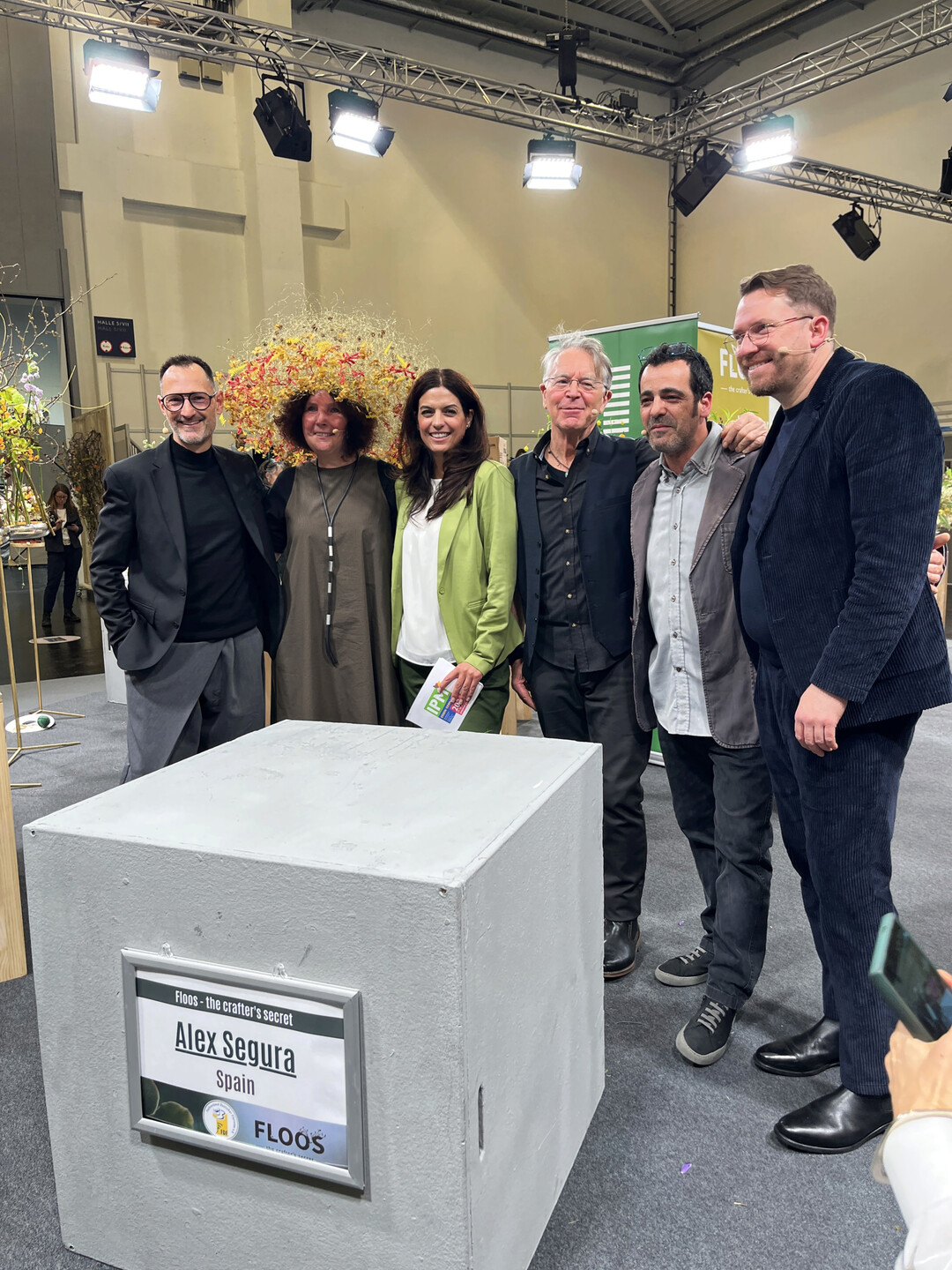 Das Team von Floos am 3. Tag der IPM: (v.l.) Alex Segura, Iza Tkaczyk, die Moderatorin der Messe Essen, Rudy Casati, Carles J. Fontanillas und Johann Obendrauf.
