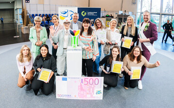 Die Gewinnerinnen und Gewinner der IPM Messe-Cups wurden am letzten Messetag ausgezeichnet. Zu gewinnen gab es Gold-, Silber- und Bronzemedaillen; zusätzlich 300, 200, 100 Euro für die jeweils ersten Drei in jedem Teil-Wettbewerb. Die Gewinnerin des IPM Messe-Cups erhielt den Messe-Cup-Pokal und zusätzlich 500 Euro.