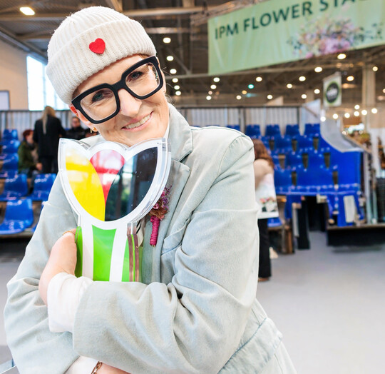 Bärbel Grzenia vom Gartencenter Wansing in Borken freut sich über den Gesamtsieg beim IPM Messe-Cup 2026.