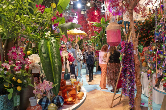 Weihnachten kann auch tropisch sein, das zeigte die Sonderschau Decoration Unlimited – mit Flamingos statt Rentieren, mit Palmen statt Tannenbäumen, und trotzdem voller Herzenswärme und Familiengefühl.