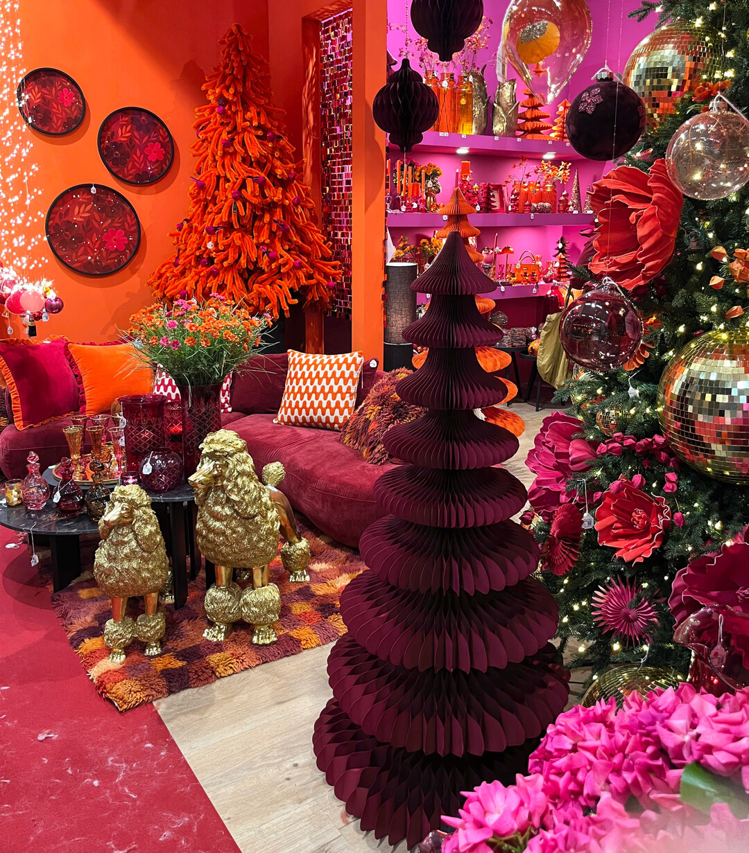 Zwischen klassischem Rot-Grün und fröhlich-bunter Partywelt: Auf der Christmasworld zeigte sich Weihnachten als emotionale Bühne – mal traditionell, mal ausgelassen inszeniert, als bewusstes Gegenbild zu einer zunehmend unsicherer scheinenden Welt.