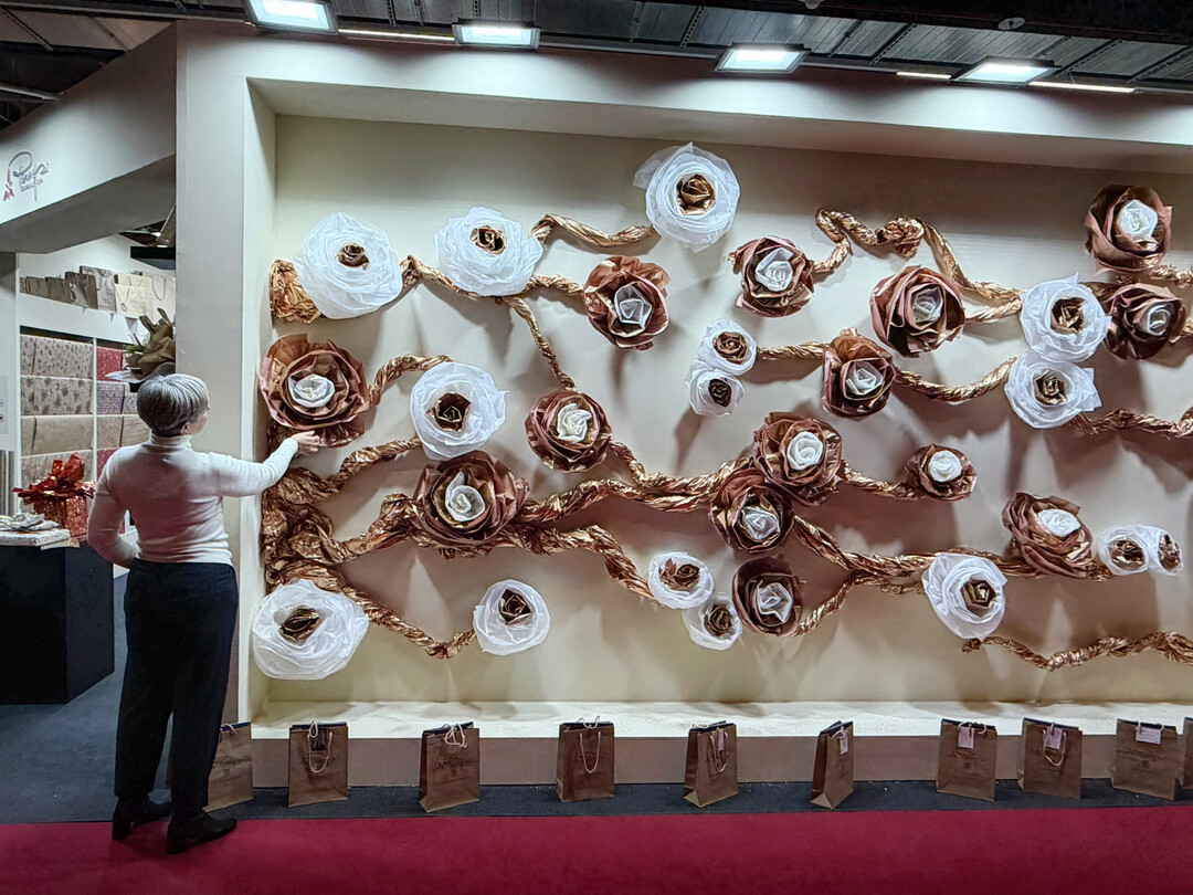 Blickfang und Inspiration: Der Gang über die Messe bietet neben Produktneuheiten auch immer wieder Inspiration in Sachen POS-Gestaltung, wie etwa die überdimensionalen Rosen aus Blumenseide am Stand von PNP Plast Italy. www.pnpplast.it