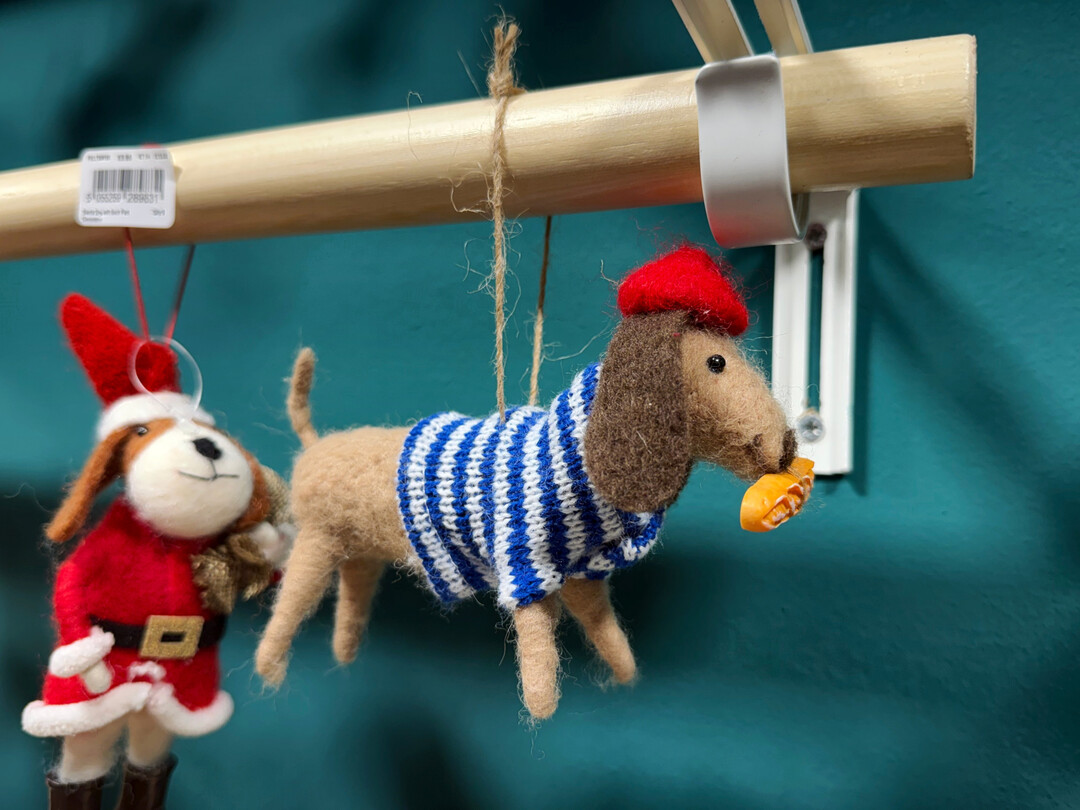 Gefilzt, gestickt oder als Glasornament: Der Dackel als Trendtier wurde über alle Weihnachtskollektionen von Sass & Belle aus London bespielt. Außerdem zogen Hummer, Sardinen in der Dose und andere kulinarischen Ideen als Baumschmuck die Blicke auf sich. www.sassandbelletrade.co.uk