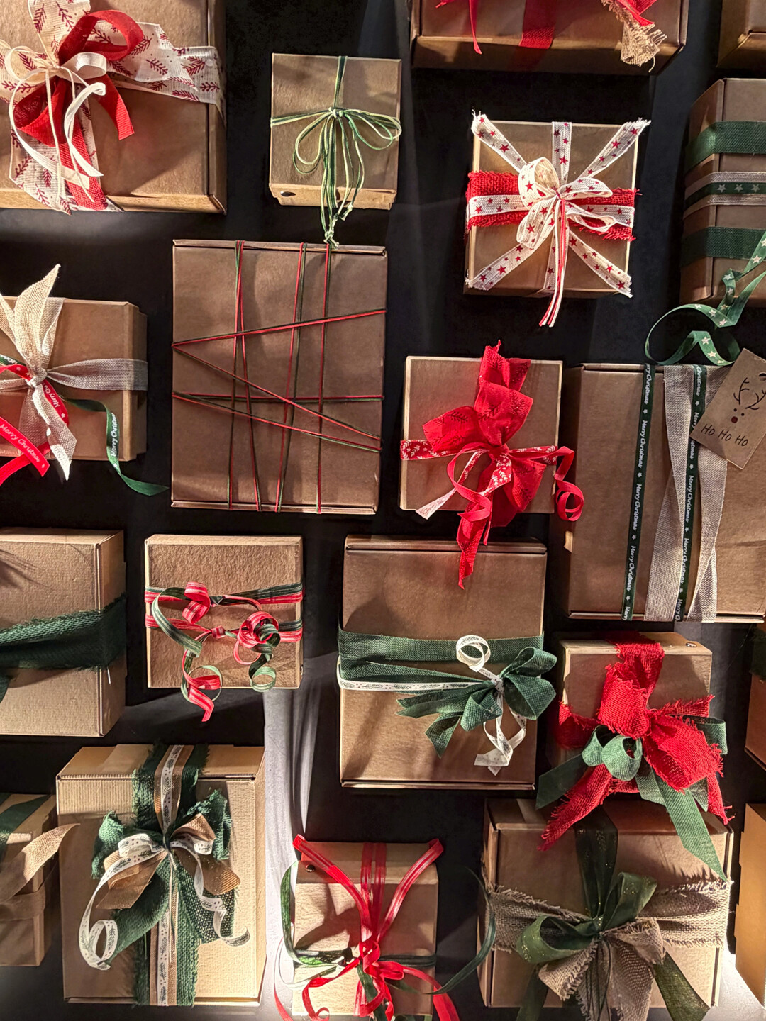 Traditionell: Die Kombination von Rot und Grün als klassisches Weihnachtsthema wurde an vielen Ständen mit einem modernen Twist inszeniert, wie hier beim Band-Hersteller Goldina Loy aus Landsberg/Lech. www.goldina.de