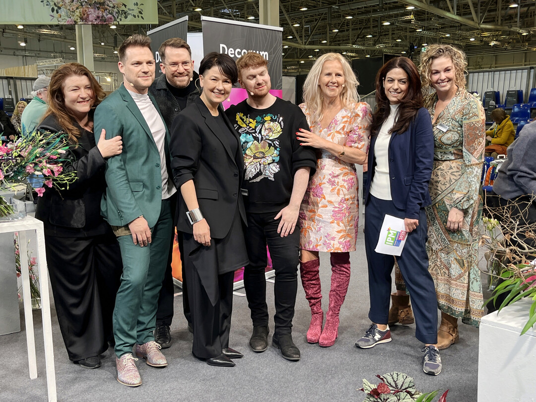 Für Floos auf der Showbühne standen Yulia Medvedyeva (4.v.l.) aus Estland, Stefan van Berlo (2.v.l.) aus Belgien, John Massie (5.v.l.) aus UK, Johann Obendrauf (3.v.l.) aus Österreich, Rudy Casati aus Italien, Alex Segura und Carles J. Fontanillas aus Spanien sowie Iza Tkacyk aus Polen.