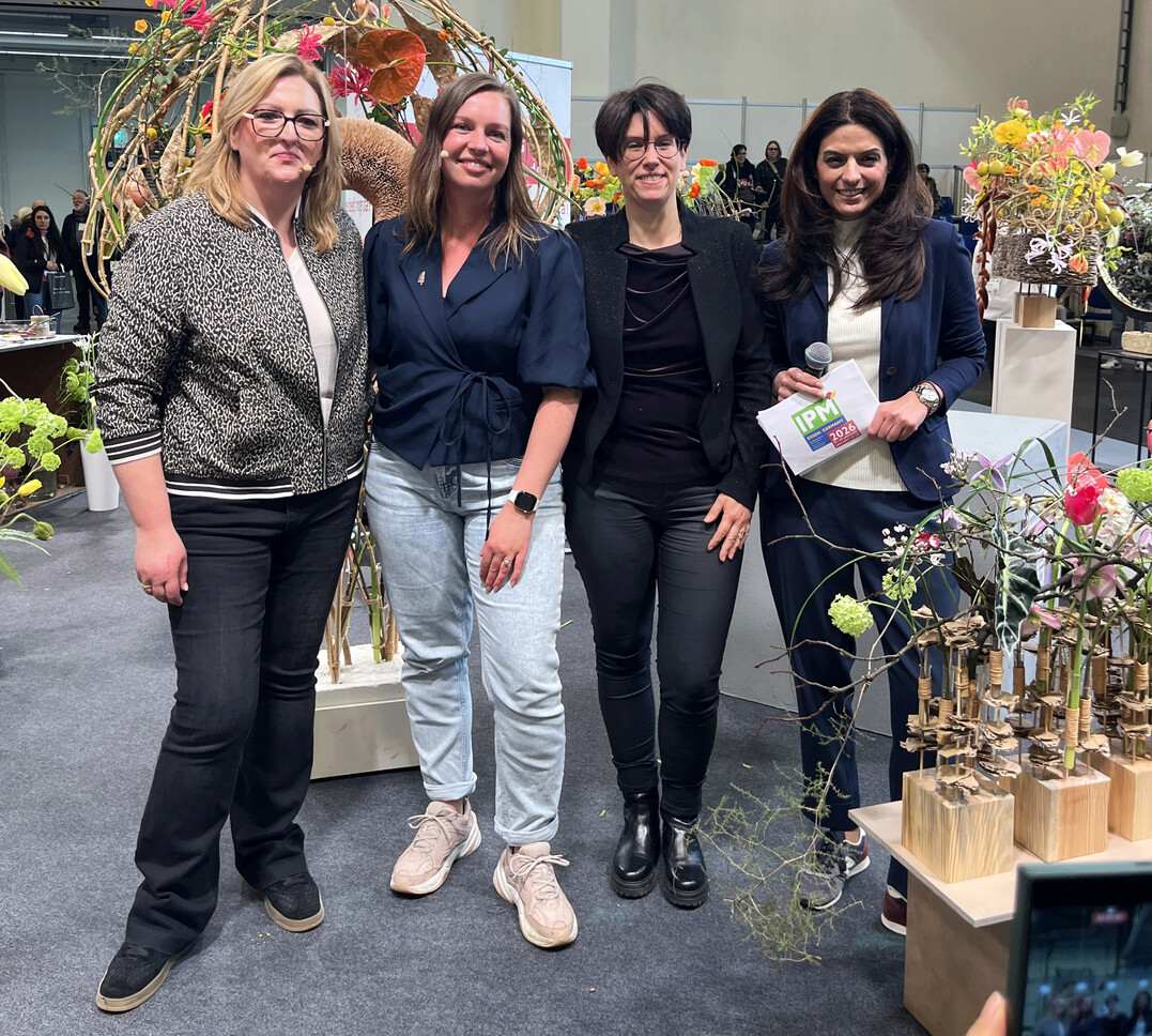 Mit der Show „Floristik Professional – Flower up your ideas“ auf der Bühne (v.l.): Anja Ersing aus Deutschland, Franka Roenhorst aus den Niederlanden und Chantal Post aus Belgien standen zusammen auf der Bühne.