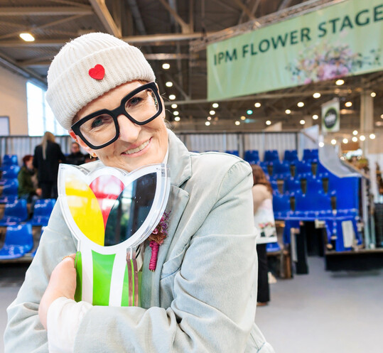 Bärbel Grzenia vom Gartencenter Wansing in Borken freut sich über den Gesamtsieg beim IPM Messe-Cup 2026.