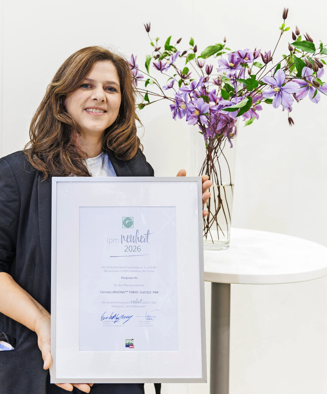 Ausgezeichnete IPM-Neuheit in der Kategorie „Schnittblumen“:
<i>Clematis </i>
‘Amazing Tokyo’ von Marginpar überzeugte die Jury mit stabilen Stängeln und einer offenen Blütenform, die vielfältige floristische Einsatzmöglichkeiten eröffnet. Im Bild Helena van Achterberg vom Marginpar mit der Siegerurkunde.
