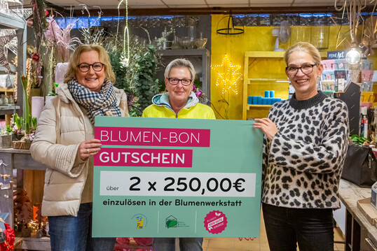 Ulrike Westermann (r.), Floristik-Meisterin und Inhaberin der Blumenwerkstatt in Werne mit ihren glcklichen Kundinnen Bettina Stilter (l.) und Dagmar Klingen (Bild Mitte). 