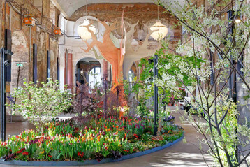 Der Weltenbaum als Sinnbild für die Natur ist Mittelpunkt der Frühlingsblumenausstellung "Dresdner Frühling im Palais", die vom 27. Februar bis 8. März 2026 im Palais im Großen Garten Dresden zu erleben ist. Die fast sechs Meter hohe Baumskulptur steht inmitten eines großen Blumenmeers.