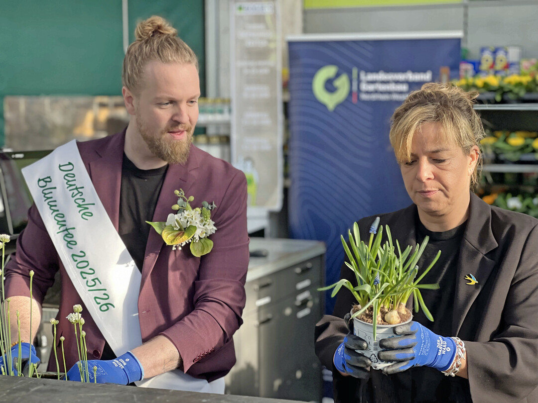 Frühling zum Mitnehmen: Mit fachkundiger Unterstützung der Deutschen Blumenfee bepflanzt Mona Neubaur eine Pflanzschale mit klassischen Frühjahrsblühern.