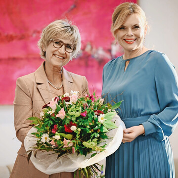 Anl�sslich des Internationalen Frauentages �berreichte ZVG-Pr�sidentin Eva K�hler-Theuerkauf Bundestagspr�sidentin Julia Kl�ckner einen Blumengru� des deutschen Gartenbaus.