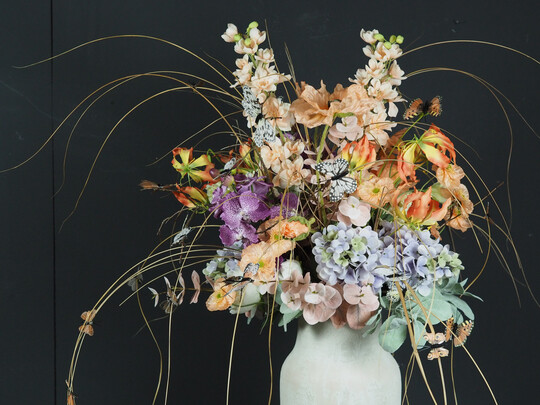   Arrangements aus Seidenblumen als Alternative zu Frischblumen.