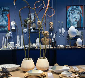 Detlef Klatt inszenierte filigrane Wohnaccessoires aus Knochenporzellan vor einer tiefblauen Wand. 
<a href="http://www.klatt-objects.com" target="_blank" >www.klatt-objects.com</a>

