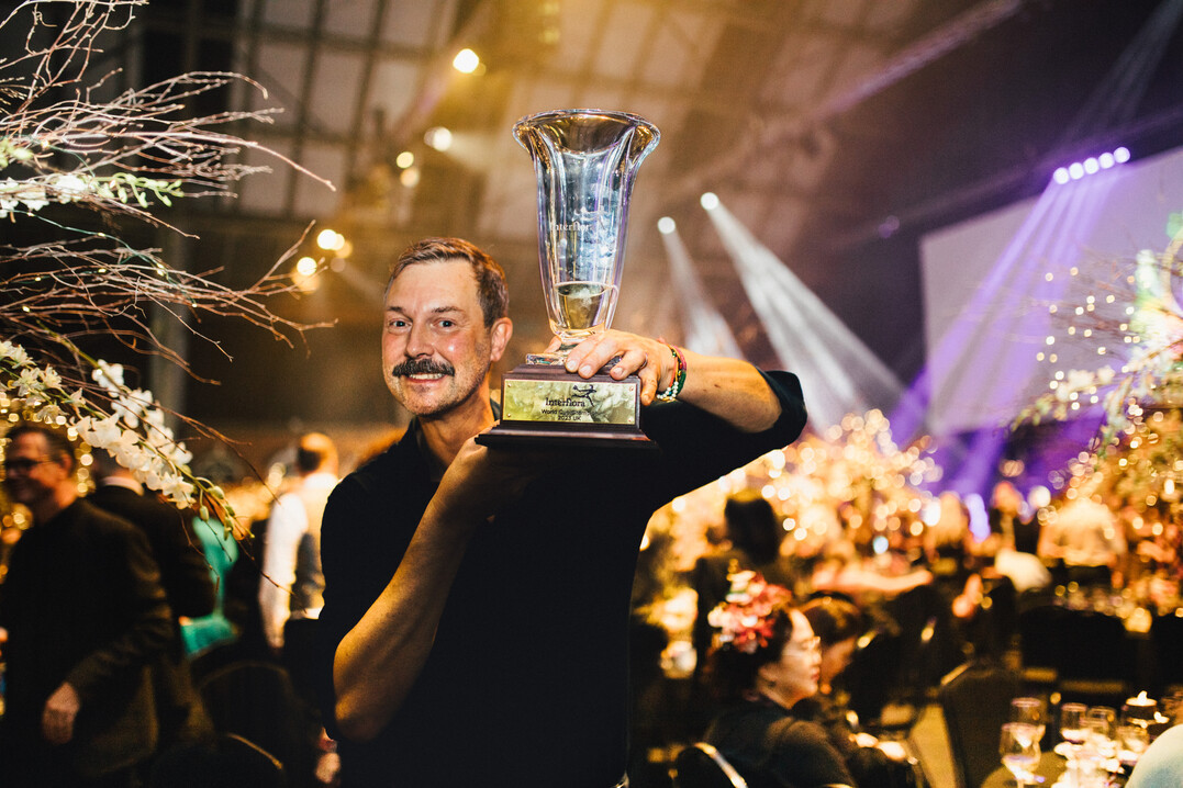 Nicolaus Peters, der Weltmeister der Floristen 2023, zeigt mit seinem Team Johann Obendrauf und Petra Konrad eine Live-Demo zu Advent und Weihnachten bei Trautz. <br>