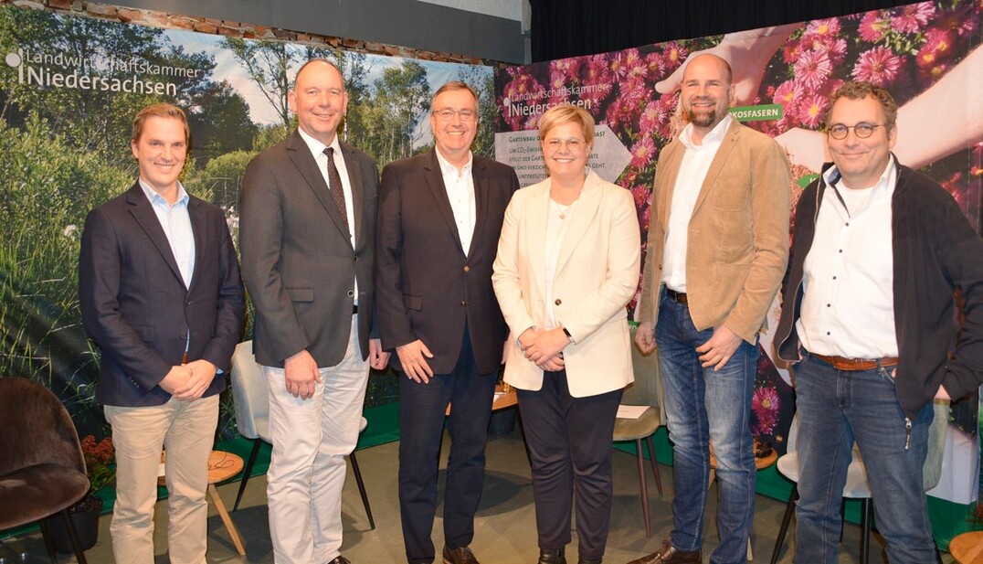 ber Mglichkeiten und Konsequenzen bei der Verwendung von Torfersatzstoffen im Gartenbau diskutierten im Studio des Oldenburger Lokalsenders O1 (v.l.) Dr. Sebastian Kipp, Prof. Dr. Bernhard Beler, Hajo Hinrichs, Dr. Gerlinde Michaelis (Moderation), Dirk Klefer und Michael Bank whrend der Online-Fragestunde der Landwirtschaftskammer Niedersachsen Gartenbau ohne Torf  wie geht das?.