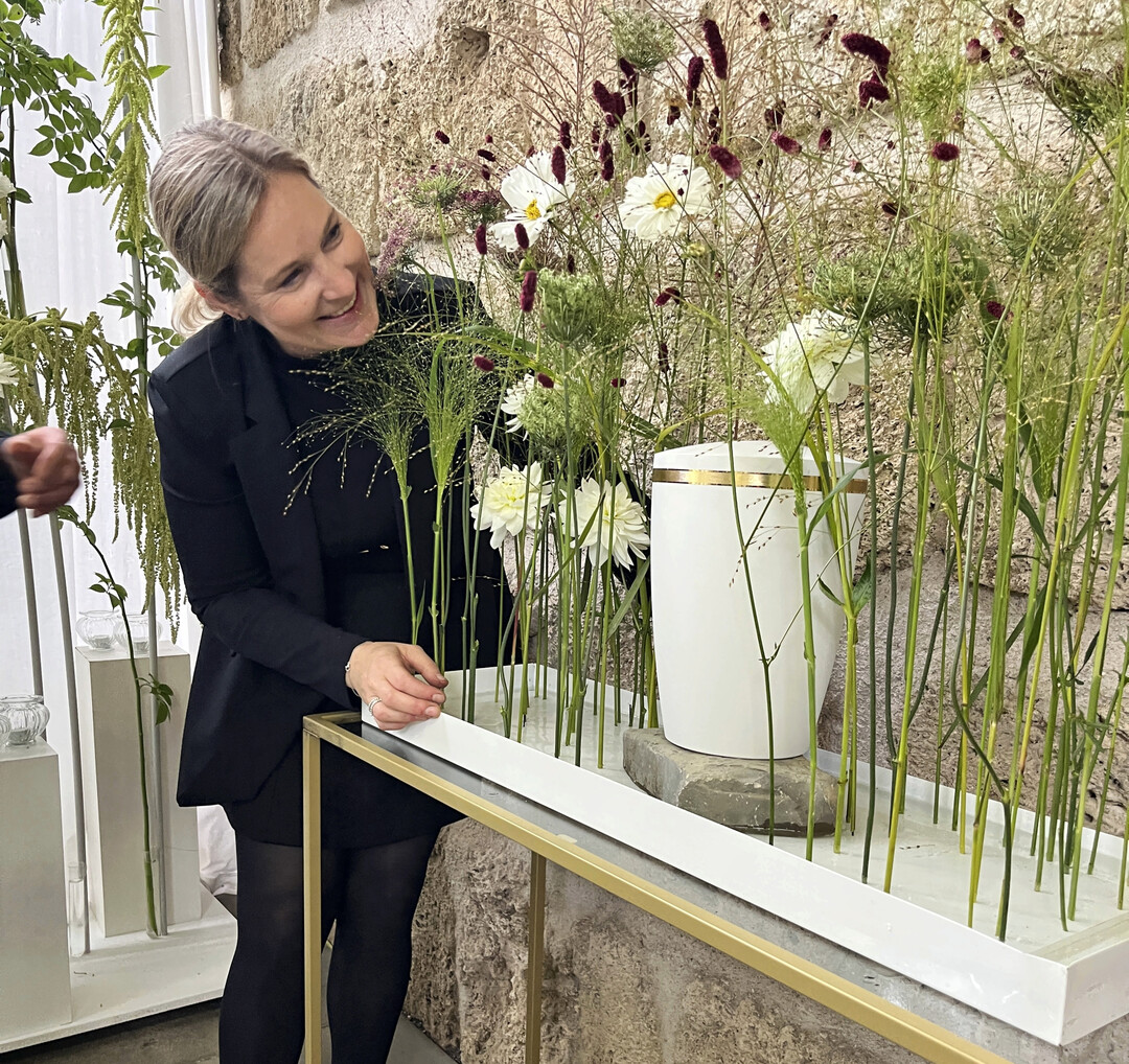 Die im Seminar vorgestellten Konzepte basieren auf Thea Kornherrs langj�hriger Spezialisierung im Bereich Trauerfloristik sowie auf intensiver Beobachtung gesellschaftlicher Entwicklungen und zahlreicher Gespr�che mit Angeh�rigen. Thea Korherr ist Floralstylistin, Florist-Trainerin, Fachautorin, Phytotherapeutin und Entspannungstrainerin. 
<a href="https://www.kornherr.info"  target="_blank" >www.kornherr.info</a>