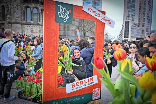Mehrere Tausend Menschen warteten bis zu zwei Stunden, um sich ihren Gratis-Strau� aus zehn Tulpen selbst auszusuchen und mit nach Hause zu nehmen.