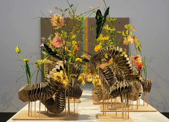 Blumen für die Kunst, Aargauer Kunsthaus
Florale Interpretation: Nicolaus Peters, Berlin (DE) Werk: Jean Pfaff, Spaltkasten, 1974 Aargauer Kunsthaus / Ankauf, 1978 © 2026, ProLitteris, Zürich