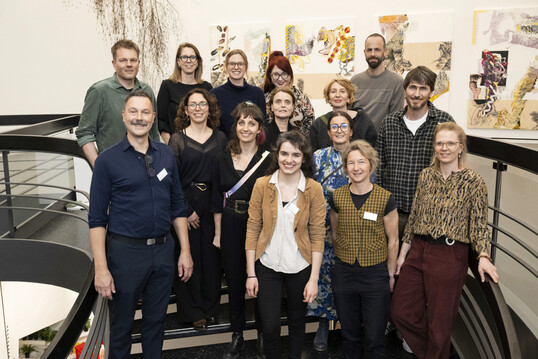 Die diesjährigen teilnehmenden (Meister)Florist*innen (von oben, v.l.n.r): Peter Schwitter, Buochs, Evelyn Krebs, Zürich, Annika Egger, Muri bei Bern, Marianne De Tomasi, St. Gallen, Rémy Jaggi, Trélex, Nicolaus Peters, Berlin (D), Samantha Bühler, Winterthur, Marie Bongard, Männedorf, Heidi Bisang, Solothurn, Andrea Lehmann, Solothurn, Marcel Gabriel, Sempach, Claudia Alijew Wüthrich, Seon, Annika Junghans, Basel, Melanie Schneider, Beringen, Kathrin Muggli, Hinwil, Baden
