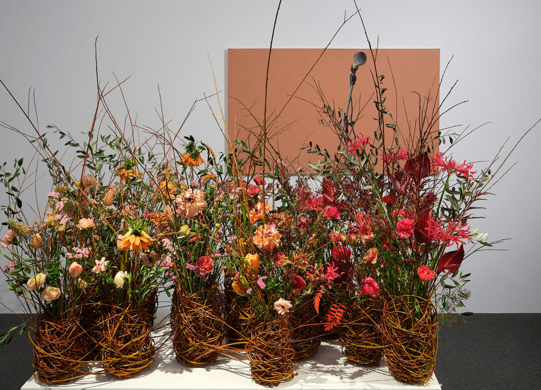 Blumen für die Kunst, Aargauer Kunsthaus
Florale Interpretation: Kathrin Muggli, Hinwil
Werk: Guido Nussbaum, Mikrophon, 1986
Aargauer Kunsthaus / Ankauf, 2000