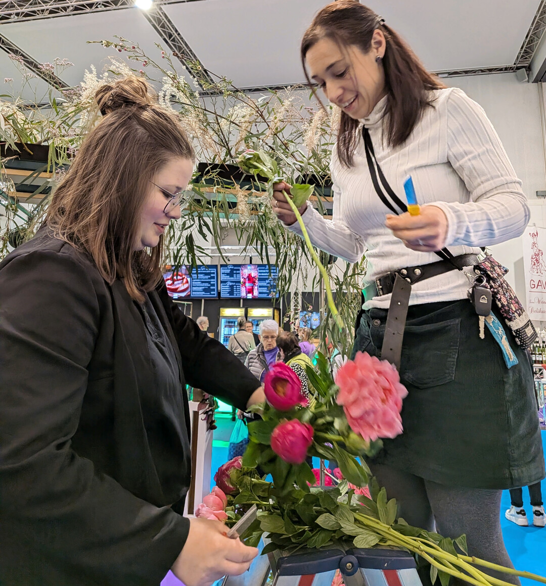 Die Auszubildenden des dritten Lehrjahres des BSZ Dresden zeigten Hochzeitsfloristik, fachlich unterst�tzt durch Jennifer M�hlabuer (rechts).