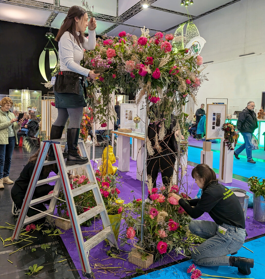 Die Auszubildenden des dritten Lehrjahres des BSZ Dresden zeigten Hochzeitsfloristik