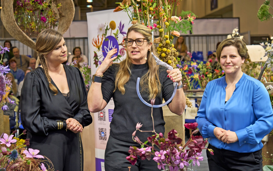 The unifying element is the flower: the floral styles of the three florists (from left: Hanneke Frankema, Sara-Lisa Ludvigsson, Elisabeth Schoenemann) are very different, ranging from naturally wild to structured and striking. On the IPM Flower Stage, they demonstrated powerful floristry that does not shy away from experimentation.