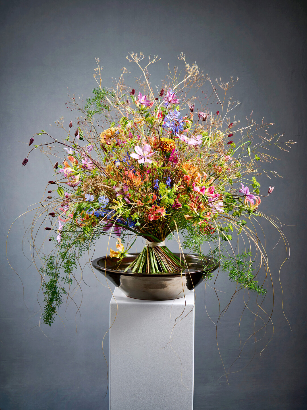 For Elisabeth Schoenemann, the greatest joy is creating airy bouquets without a support structure. The key to this is thorough trimming. The variety of flowers is supplied by Marginpar, the show’s sponsor.