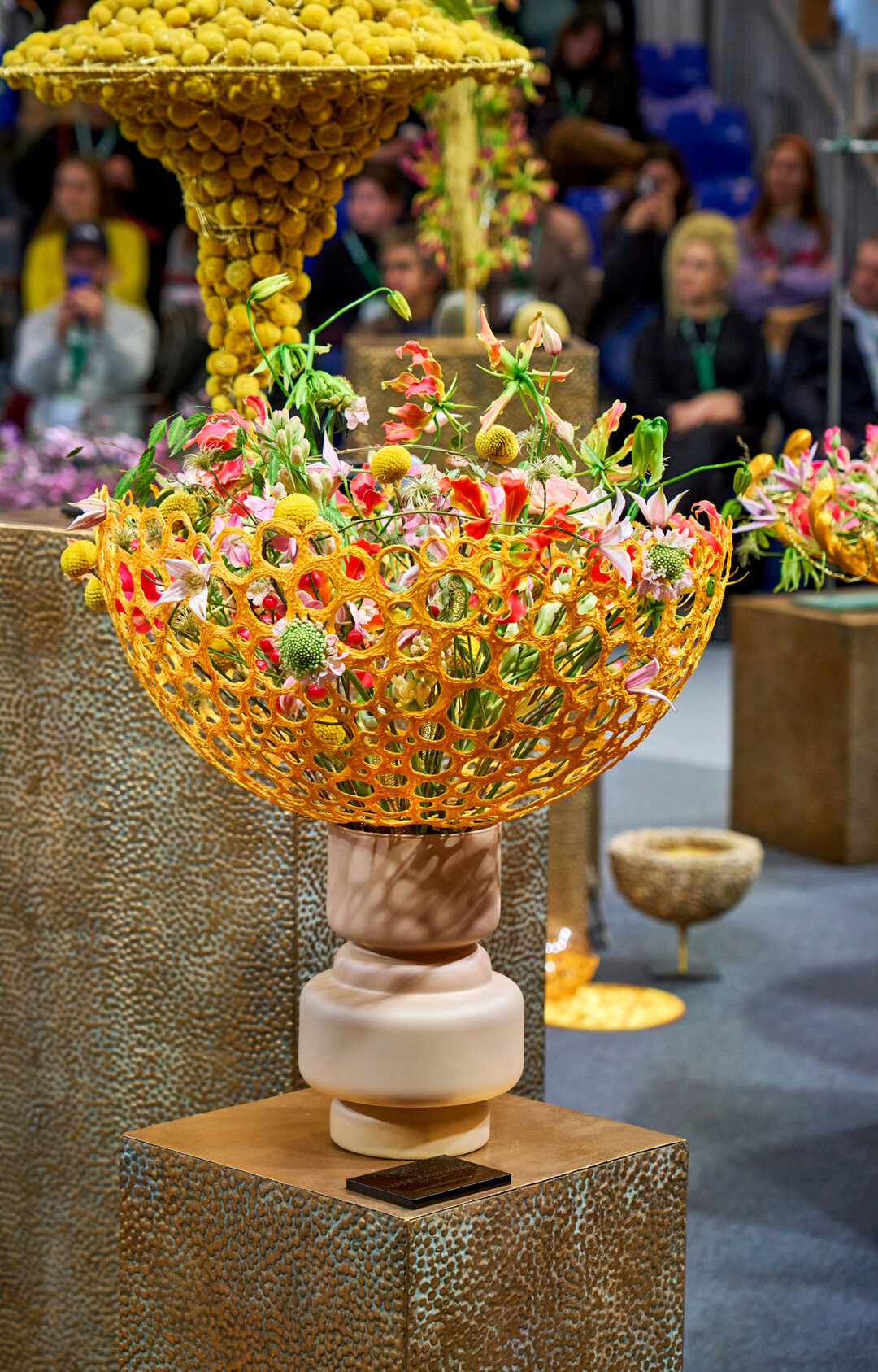 Hanneke Frankema jokes on stage that her 3D printer runs 24 hours a day. That’s how the bowl-shaped frame for this bouquet came about, for example.