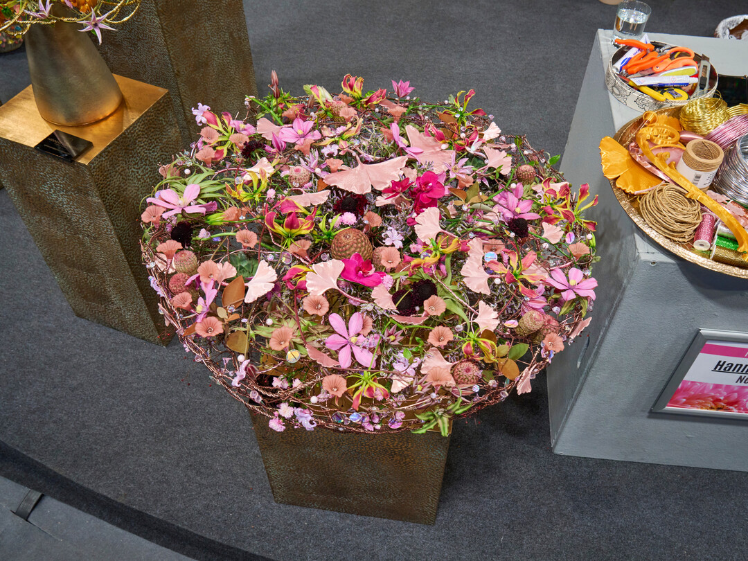 Hanneke Frankema is known for her work with wire and flat plate bouquets. A new addition here are the colour-coordinated ginkgo leaves produced by a 3D printer. Their shimmering surface contrasts with the flowers used.